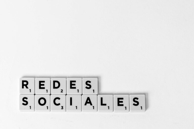 Cómo usar las redes sociales para conectar con amigos y familia después de los 50